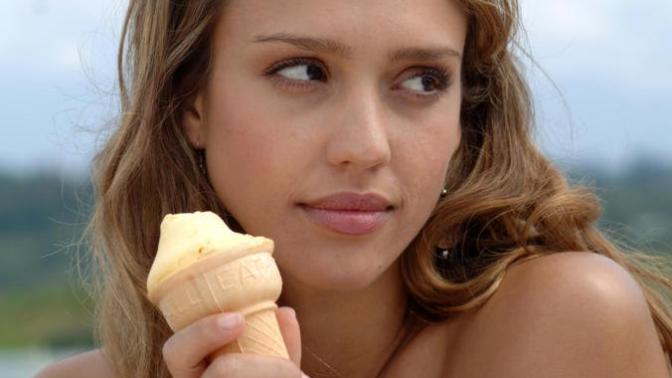 Which woman looks prettier or sexier while eating an ice-cream - Jessica Alba or Angelina Jolie?