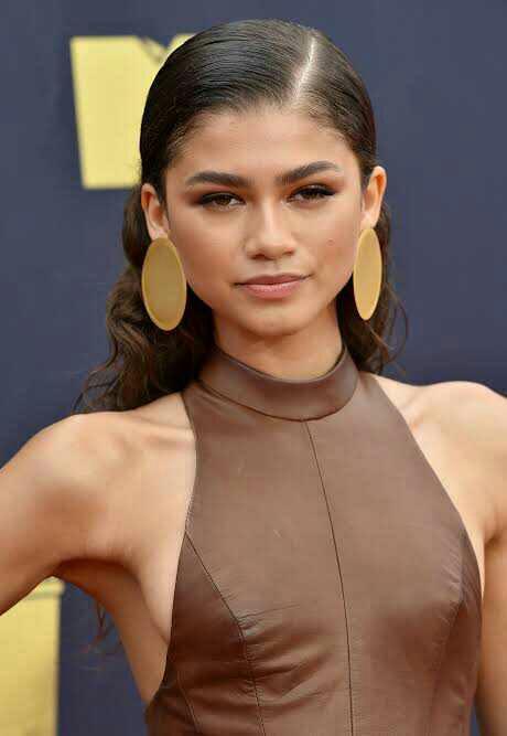 Who's more attractive: Selena or Zendaya? Who's more talented?