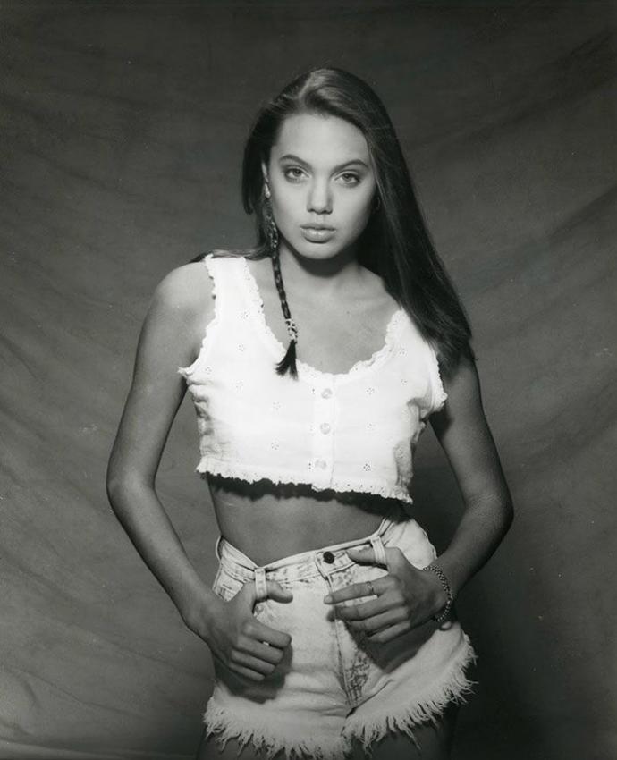 Do you think Angelina Jolie is pretty or her looks are overrated?