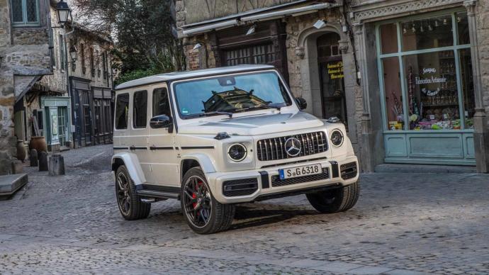 which will be a better car for student,a bmw i8 or a mercedes g63?