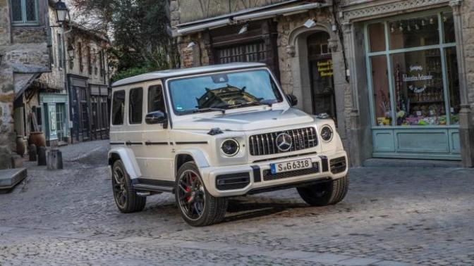 Which will be a better car for student, a bmw i8 or a mercedes g63?