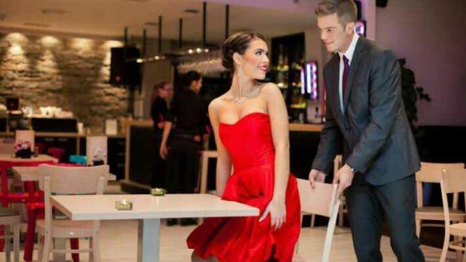 Guys, do you pull the chair out for your date in the restaurant and ladies how do you feel if he didn't pull it out for you?