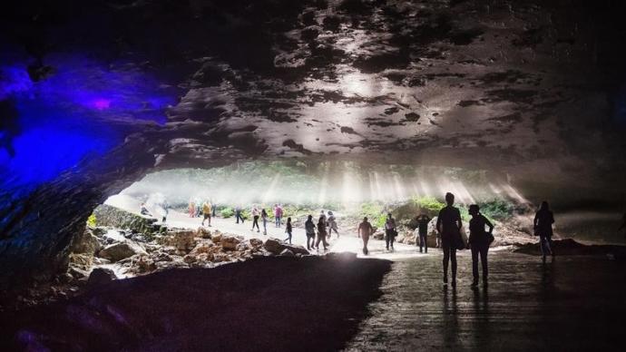 Would you want to go on a date to the Bluegrass Underground concert inside of a cavern?