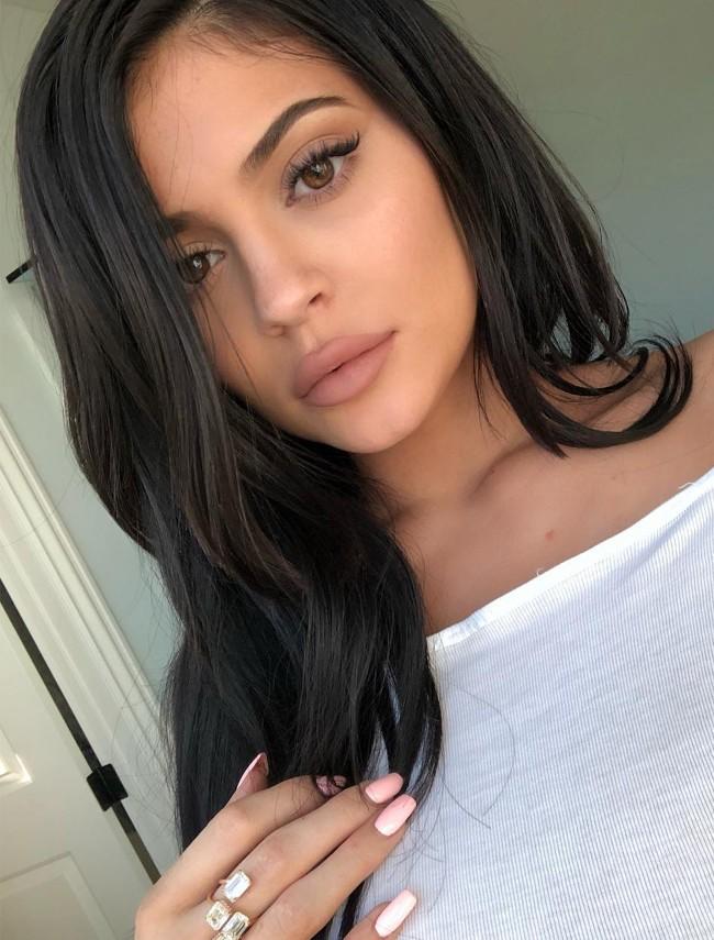 Who is hotter? Kylie or Kendall??