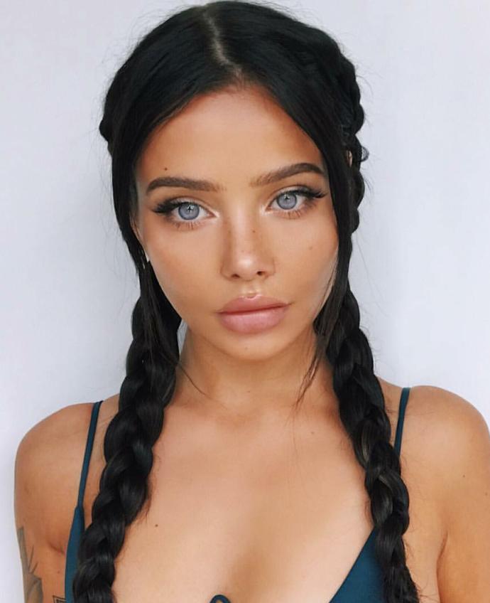 Whoch gorgeous girl looks hotter?