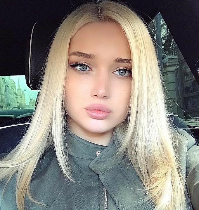 Whoch gorgeous girl looks hotter?