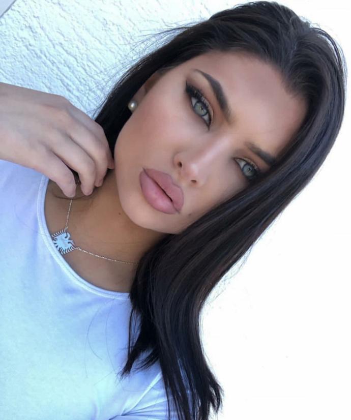 Whoch gorgeous girl looks hotter?