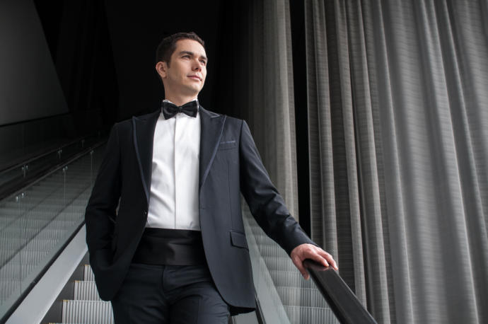 Are wealthy men more attractive to women?