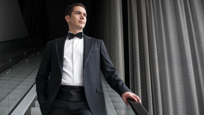 Are wealthy men more attractive to women?