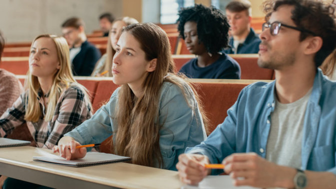 How do you know if a girl sitting beside you in class likes you?