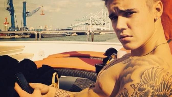 Does Justin Bieber have pecs or moobs?