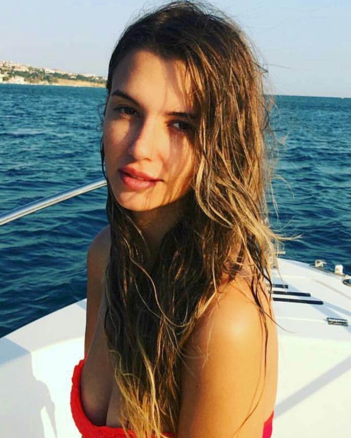 (Wow) What beautiful natural girl looks more attractive?