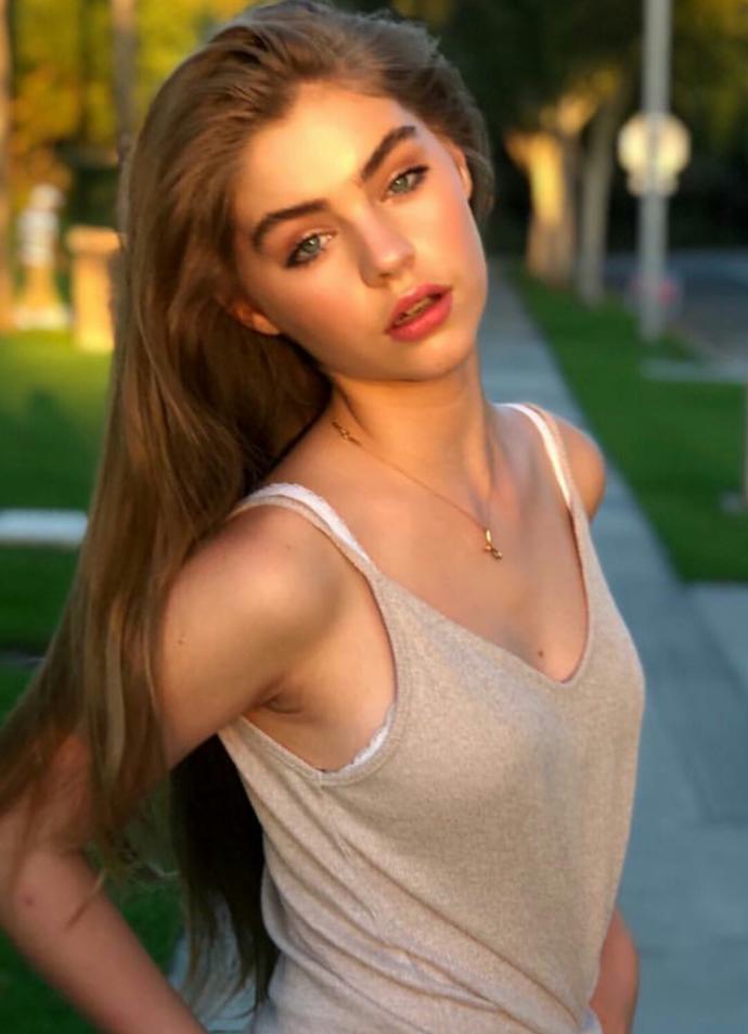 (Wow) What beautiful natural girl looks more attractive?