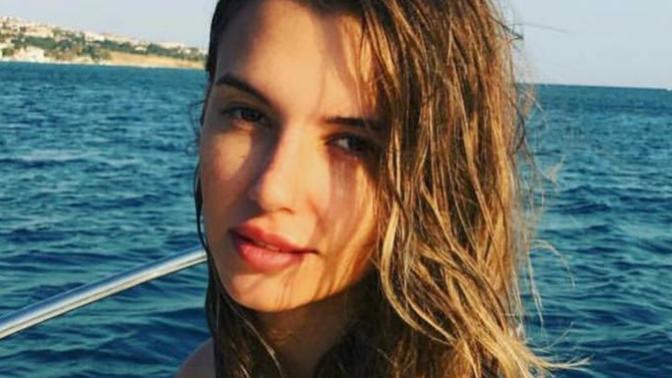 (Wow) What beautiful natural girl looks more attractive?