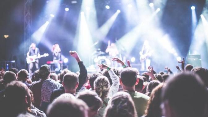How to get to know new people at a concert or a similar event?