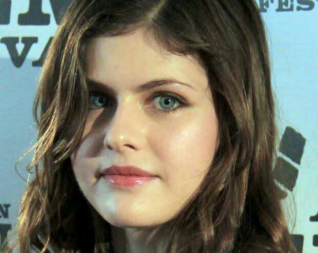 Who's more attractive: Selena Gomez or Alexandra Daddario?