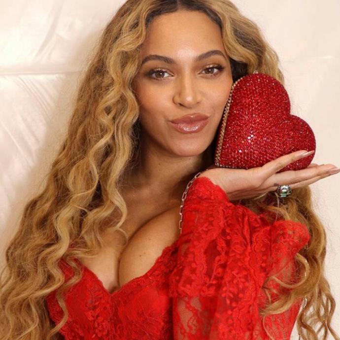 Who looks prettier as a blonde - Jessica Alba or Beyonce?