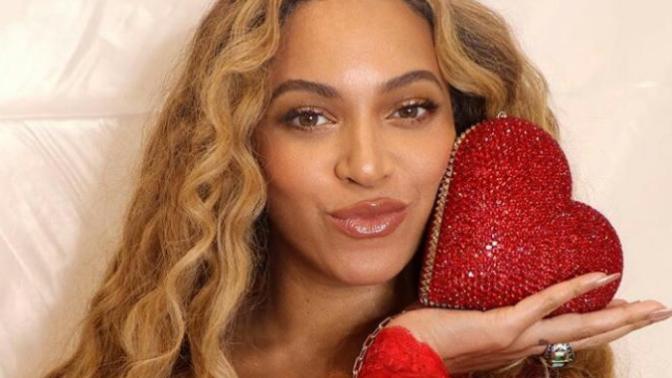 Who looks prettier as a blonde - Jessica Alba or Beyonce?