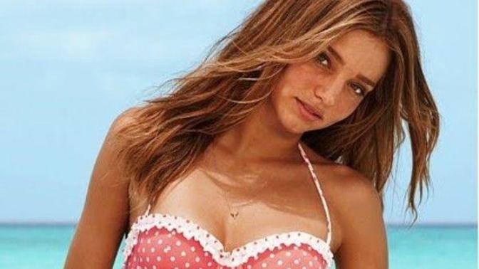 Do you think ex-Victoria Secret Angel model Miranda Kerr looks pretty in this photo I posted of her?