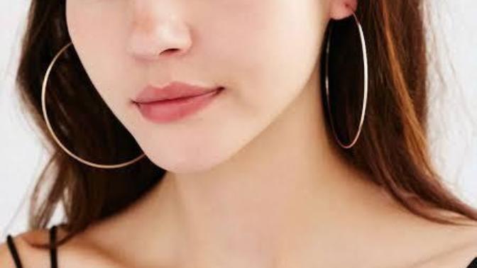 Hoop earrings, hot or thot?