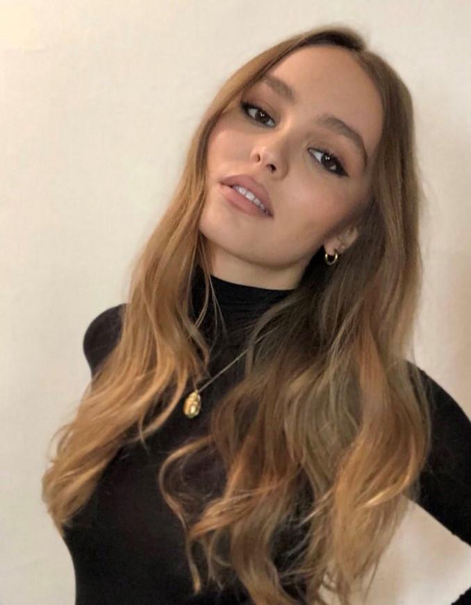 Which sexy-looking girl looks more attractive?