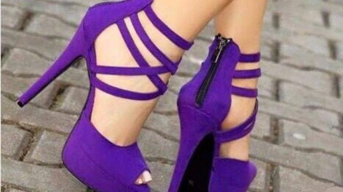 Guys, what do you find sexier on a girl - 6 inch heels or a choker?