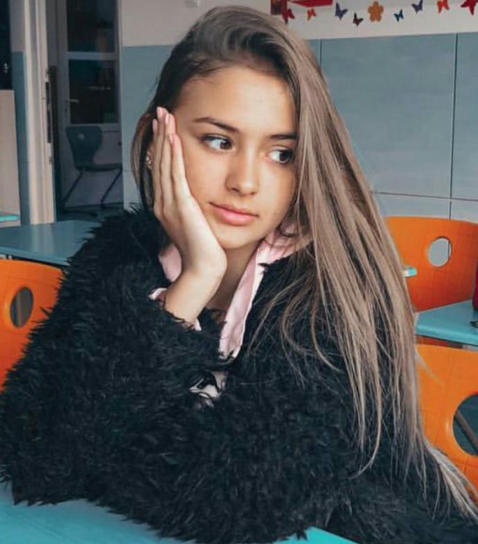 Which angel faced girl looks more beautiful?