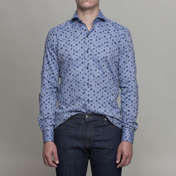 Should I tuck in my dress shirt or not for a first coffee “date”?
