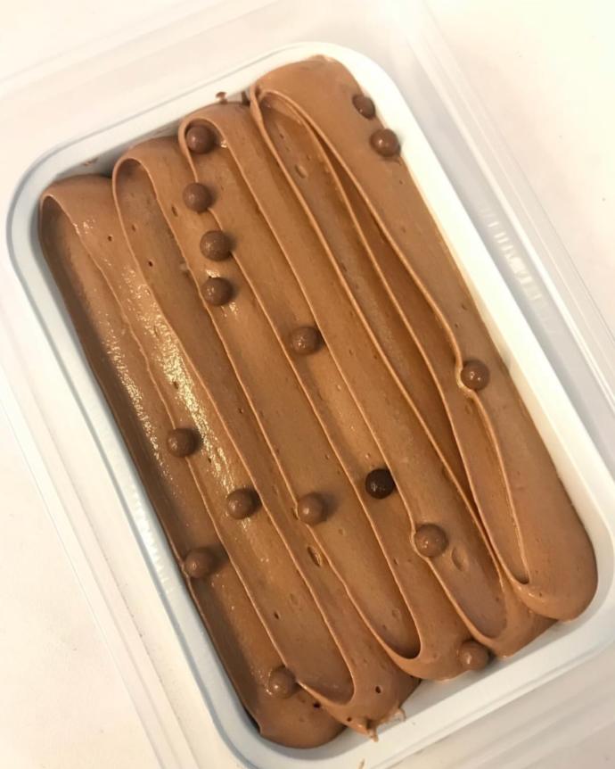 Which cake looks delicious?