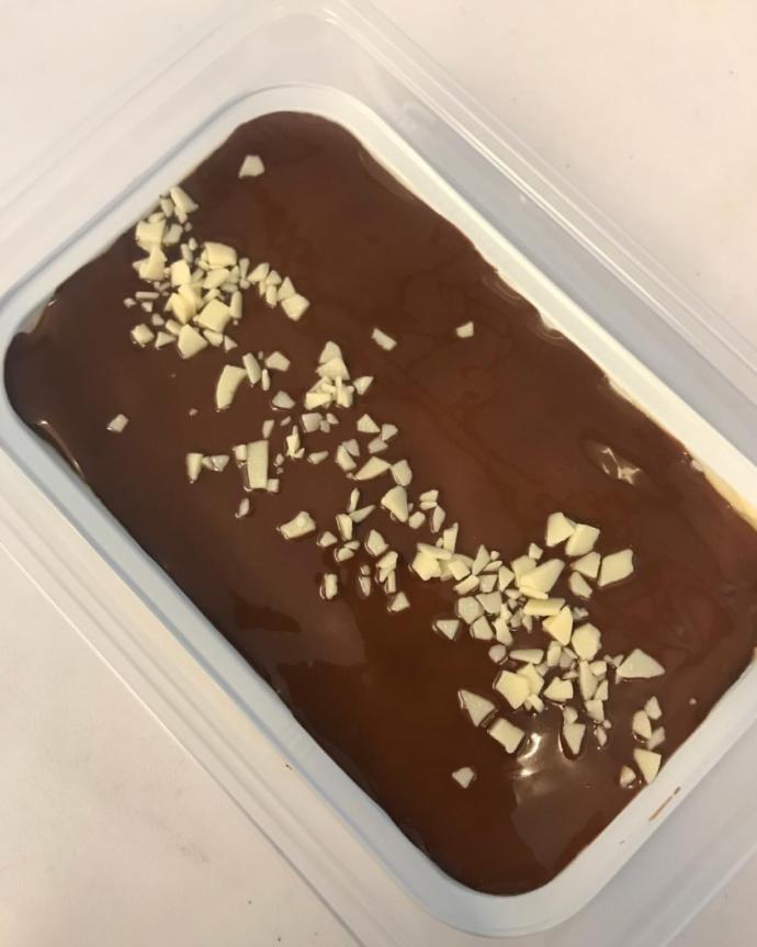 Which cake looks delicious?