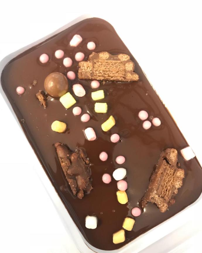 Which cake looks delicious?