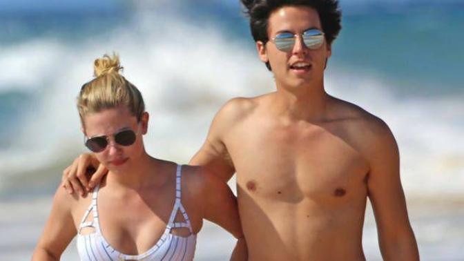 Girls, Do you like the Fuller curvier body shape of women or plain shape of men?