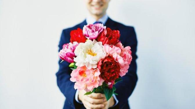 Guys would you give a woman flowers on a first date? Girls if a guy bought you flowers on a first date how would it make you feel?