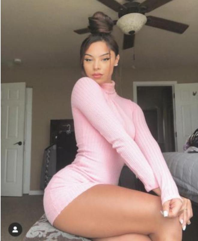  Beautiful curvy black woman. 💗