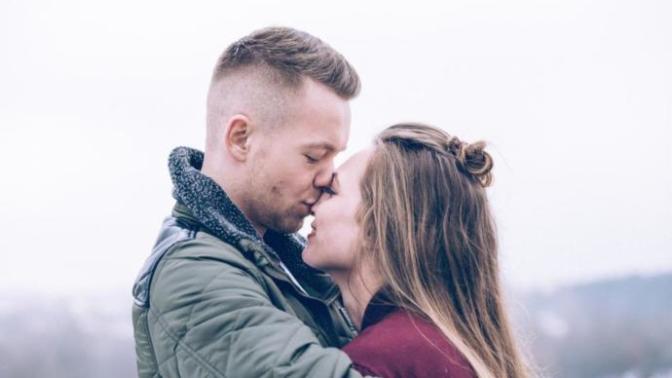 True or false: Beautiful women have relationships and dating opportunities fall into their lap without trying?