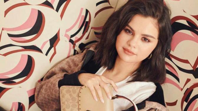 42-year-old man sexually obsessed with Selena Gomez, is it normal?