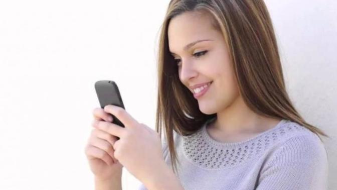 Is it better to make a guy wait while texting, or is it better to text back straight away?