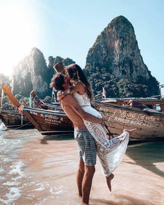 What's The First Thing You Look At When Checking Out A Woman/Man?