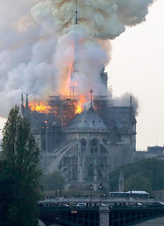 Notre-Dame building collapses in flames?