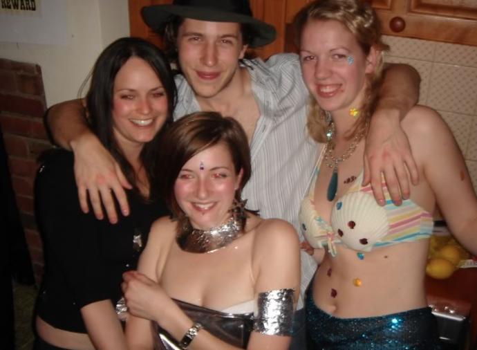 Girls, what do you think when you see a guy with his arm wrapped around a girl on a dating app?