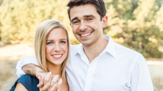 Girls, what do you think when you see a guy with his arm wrapped around a girl on a dating app?