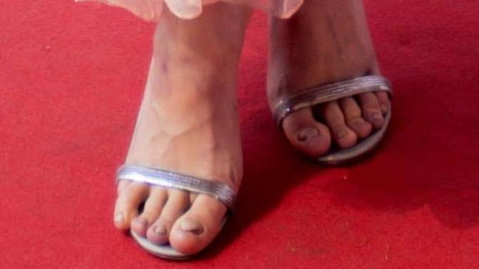 Does Brie Larson feet look like they belong on a corpse?