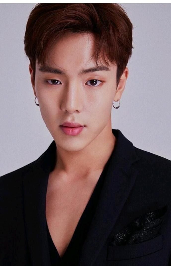 Do you think the guy in this picture is handsome?