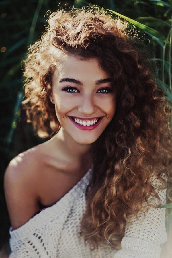 Is frizzy/wild or messy hair unattractive?