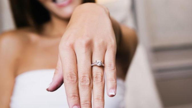 Do guys notice engagement rings on girls?