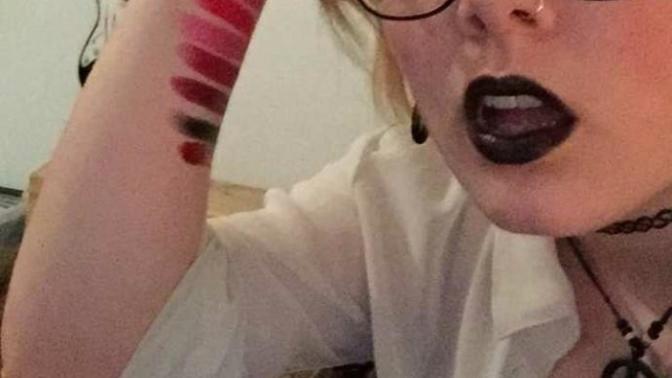 Which lipstick color best pairs the lesbo seen in the photo?