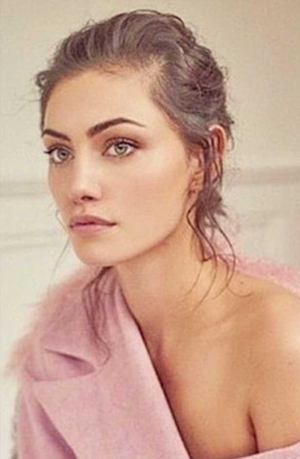 Does camila mendes look like phoebe tonkin?