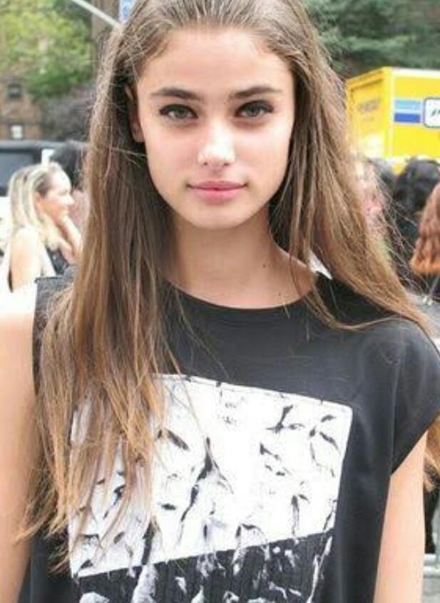 Who do you think is prettier or better looking - Christina Ricci or Taylor Hill?