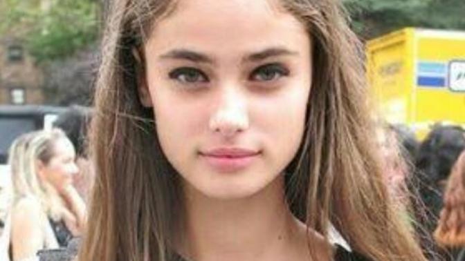 Who do you think is prettier or better looking - Christina Ricci or Taylor Hill?