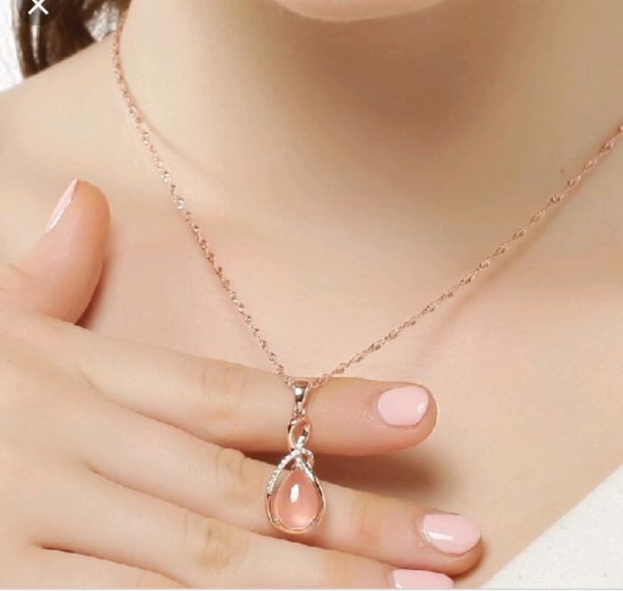 Which necklace is pretty?